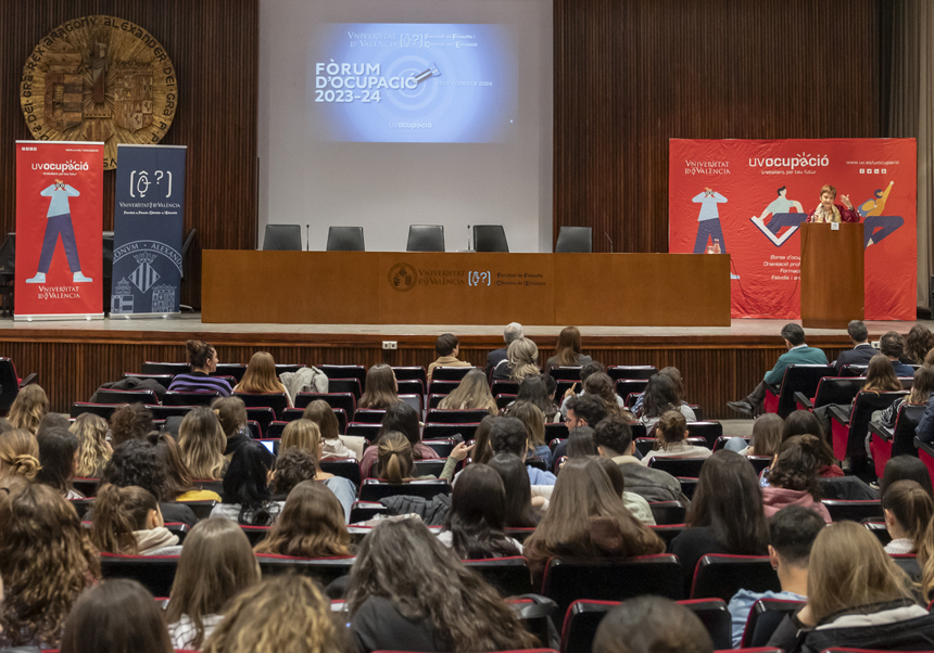 Bienvenida institucional en el salón de actos de la Facultad de Filosofía